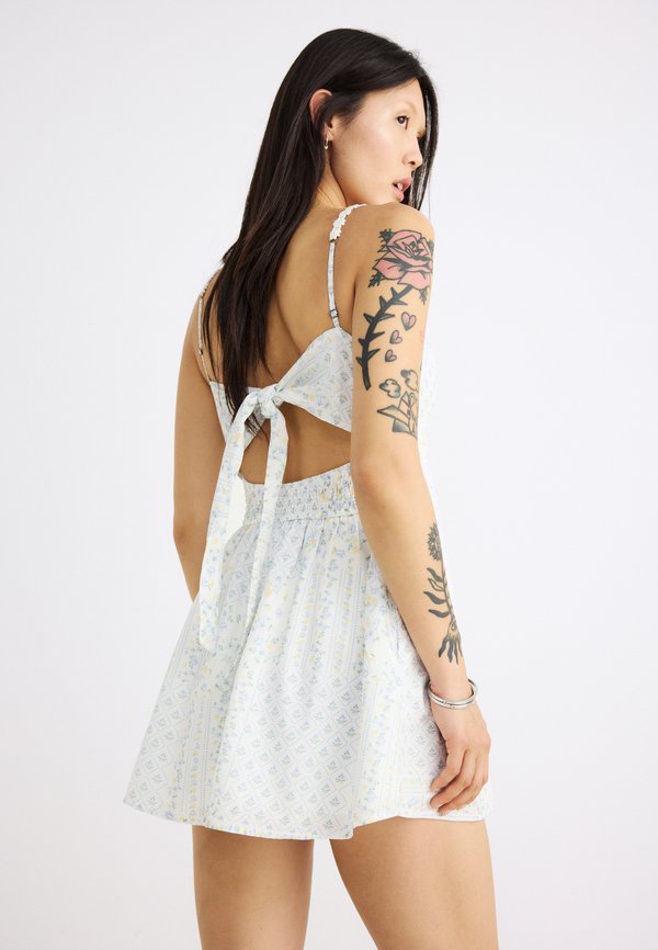 Hollister Co. BARE TRIM BUTTON THRU MINI