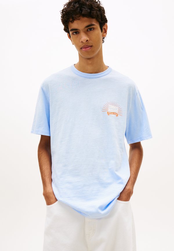 Tommy Jeans GRAPHIC TEXTURED RELAXED CREW NECK T-SHIRT