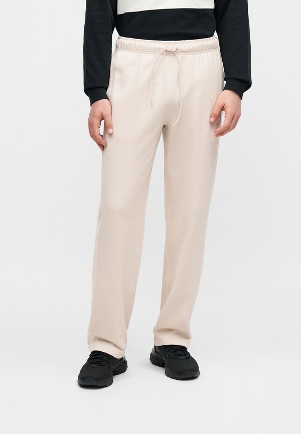 Nike Sportswear CLUB VARSITY PANT - Tracksuit bottoms - light orewood brown/phantom/white