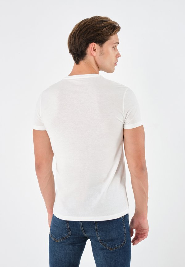 Pier One by Zalando BASIC SLIM EMBROIDERY T SHIRT