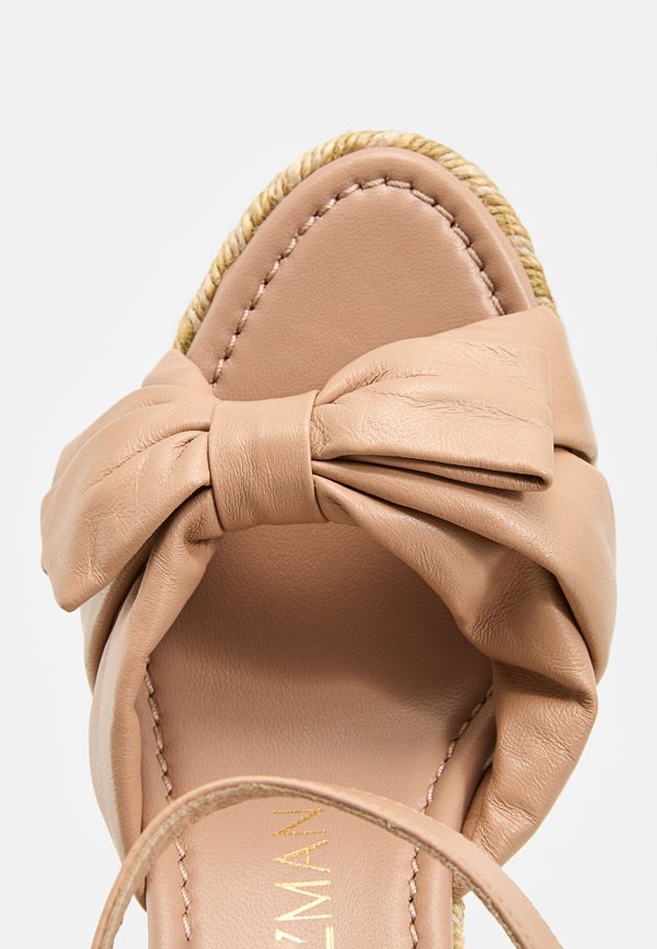 Stuart Weitzman SOFIA