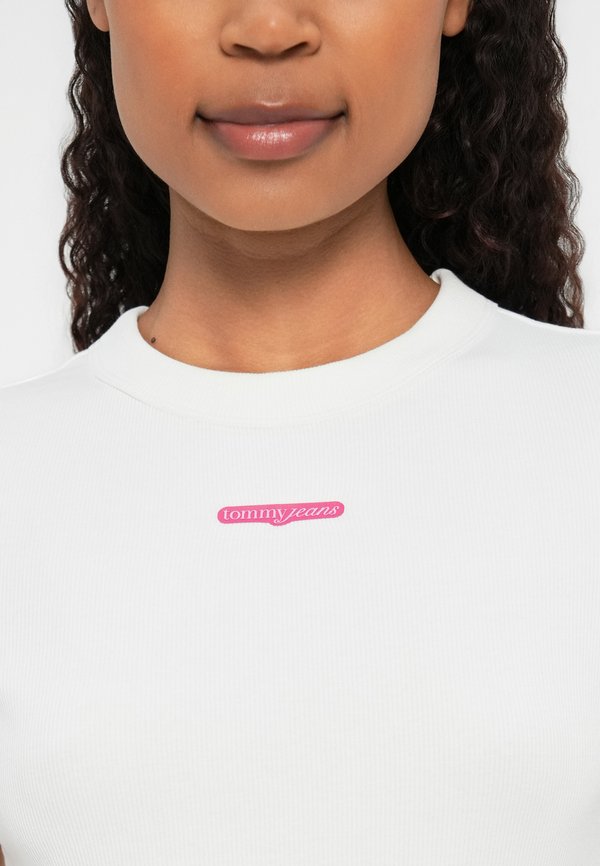 Tommy Jeans SLIM SCRIPT LABEL TEE UNISEX