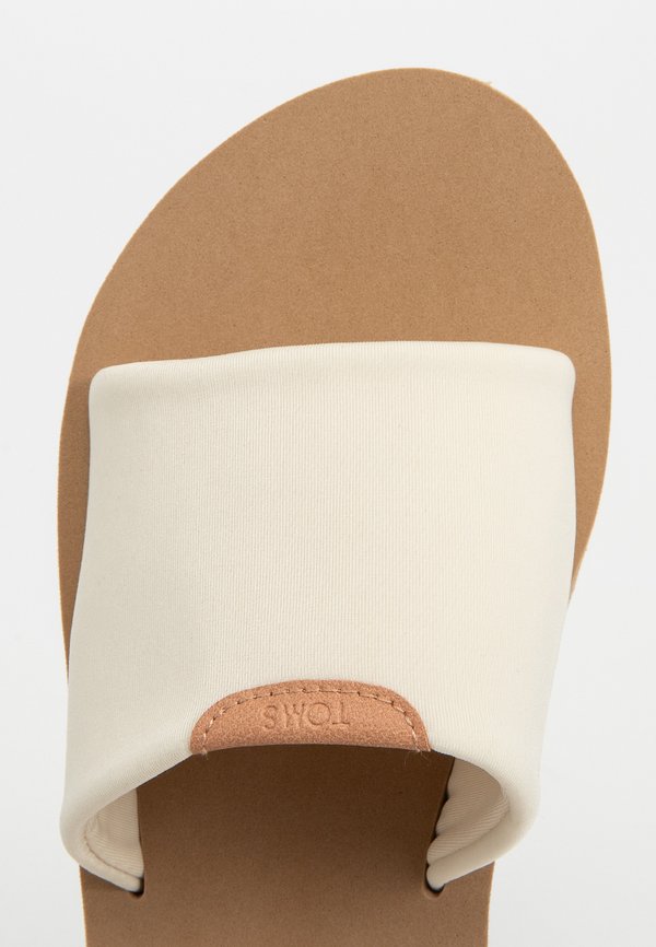 TOMS CARLY