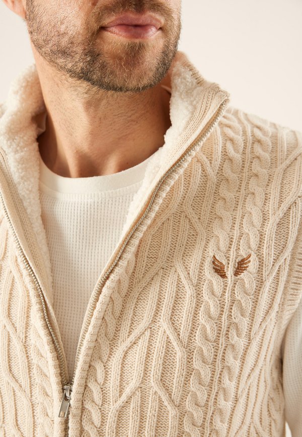 Pier One by Zalando