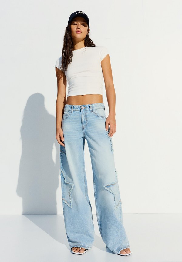 Bershka LOW-RISE JEANS WITH FRINGE - Relaxed fit jeans - light blue