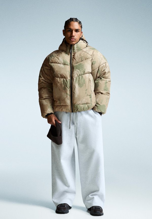 Bershka WITH HOOD - PUFFER - Winter jacket - khaki