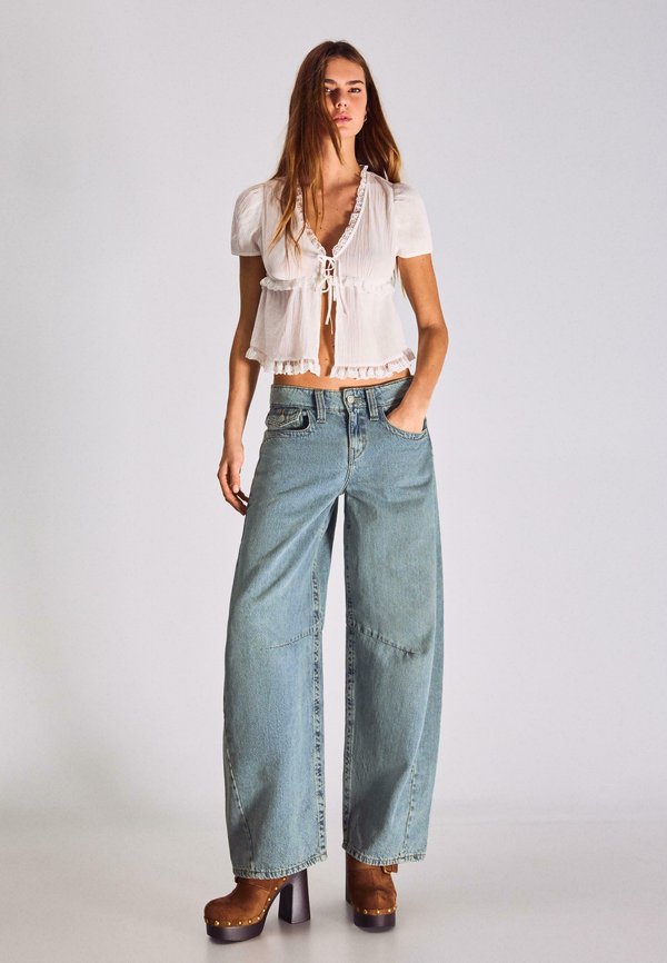 Bershka LOW-RISE SLOUCHY JEANS - Wide Leg - light blue