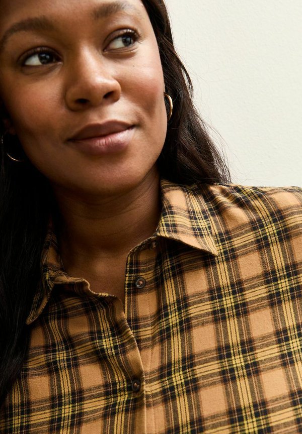 New Look Curves CURVES CHECKED BUTTON UP