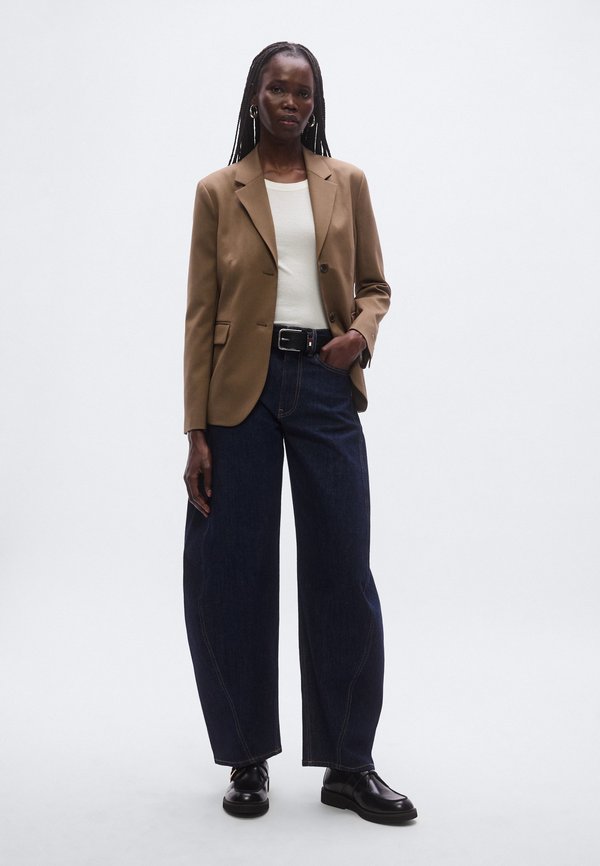 Tommy Jeans MID RISE TWISTED TAPERED BARREL LEG JEANS