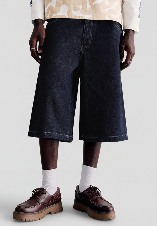 Bershka EMBROIDERED SKATER - Denim shorts - royal blue