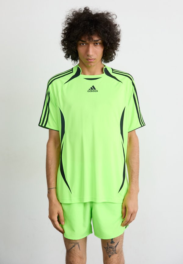 adidas Originals TEAMGEIST TEE - Print T-shirt - signal green/black