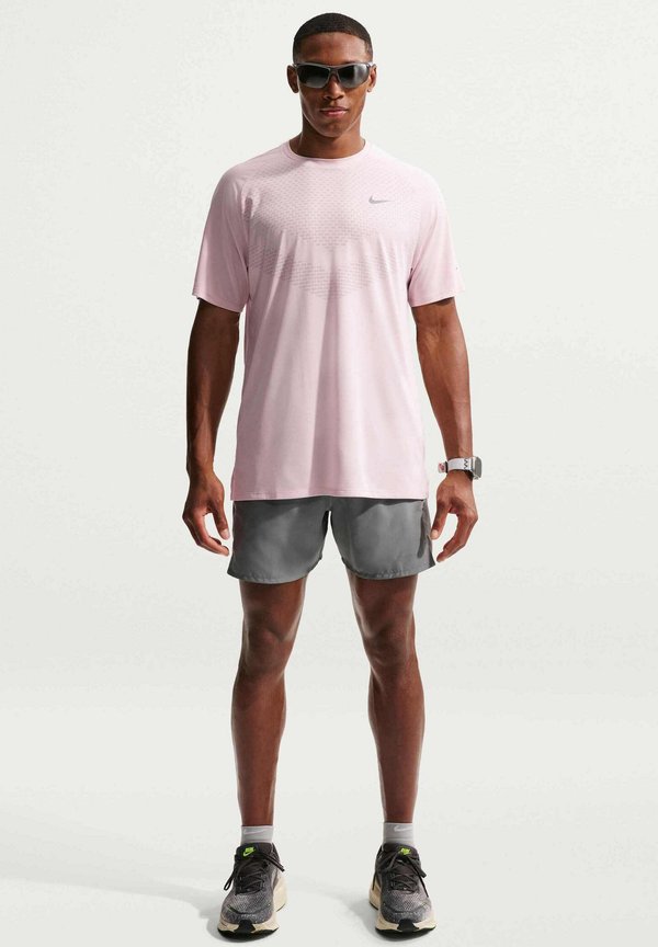 Nike Performance STRIDE - Sports T-shirt - silt red