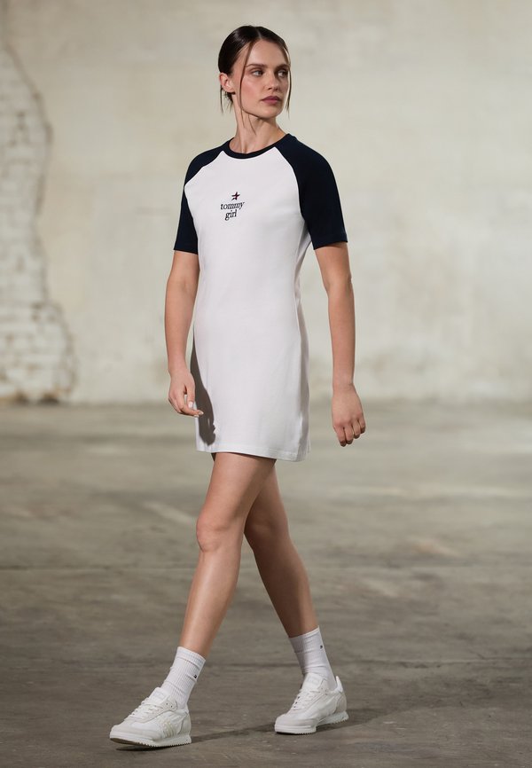 Tommy Jeans EXCLUSIVE RAGLAN T-SHIRT DRESS