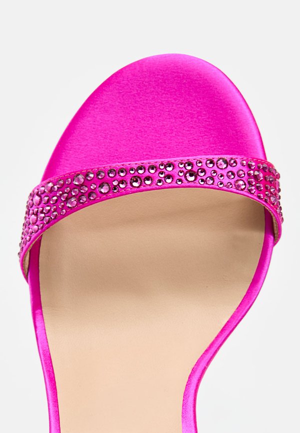 Stuart Weitzman NUDIST