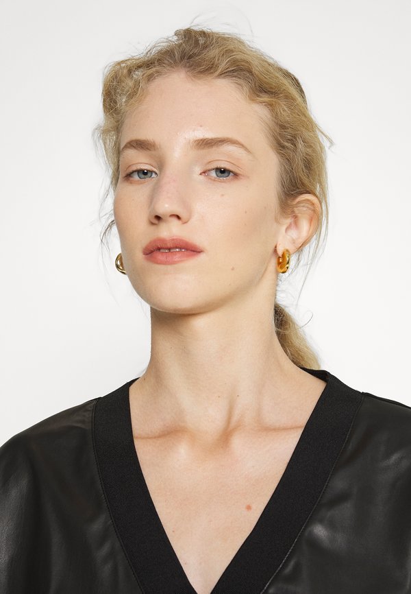 DKNY V NECK FRONT