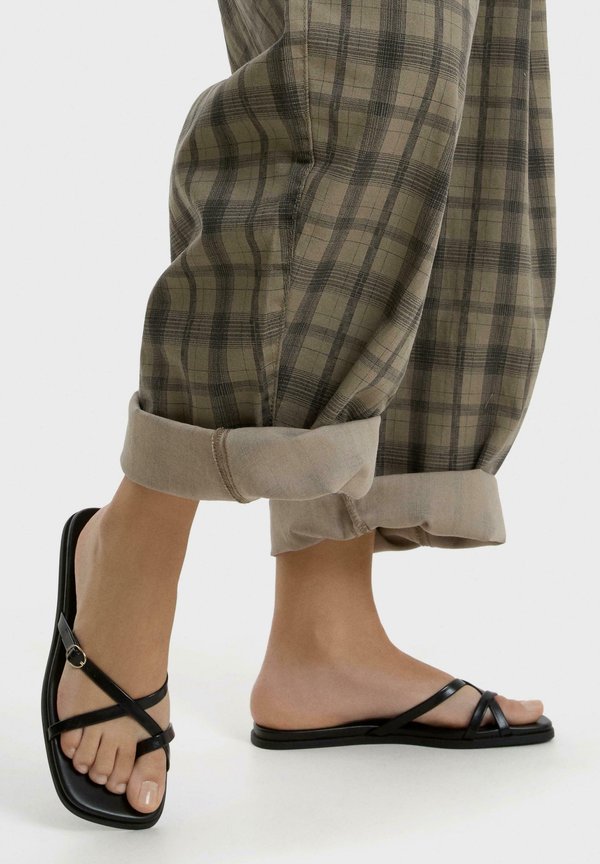 Bershka TOE RING -SANDALS - T-bar sandals - black