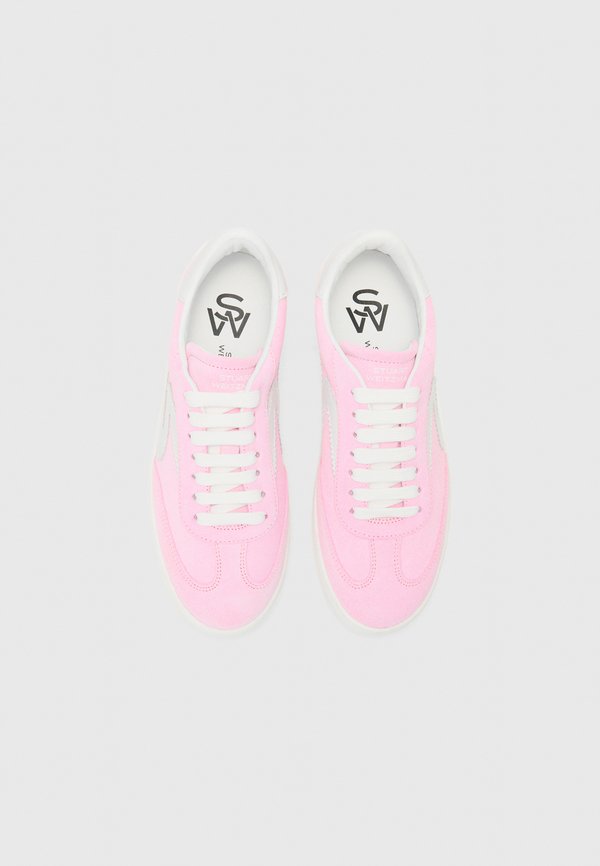 Stuart Weitzman RUNAROUND
