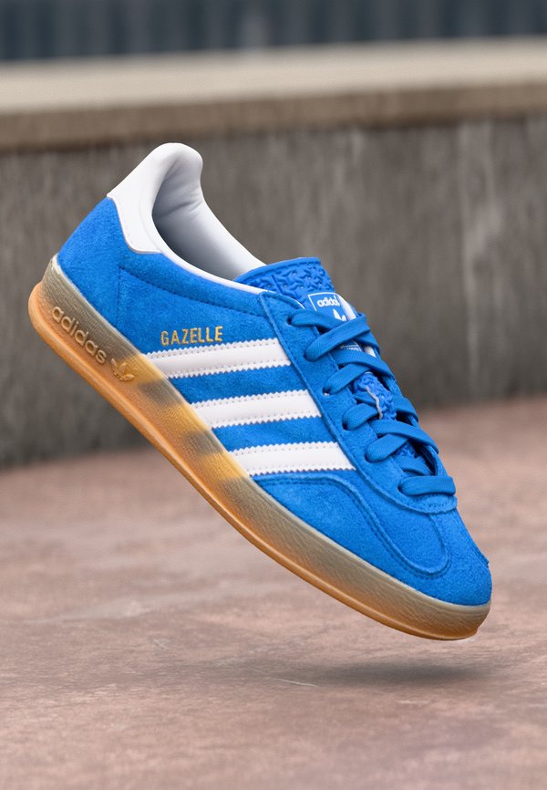 adidas Originals GAZELLE INDOOR UNISEX - Trainers - bluebird/footwear white