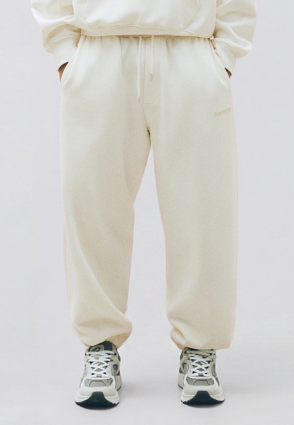 Bershka JOGGER - TRACKSUIT BOTTOMS - Tracksuit bottoms - white