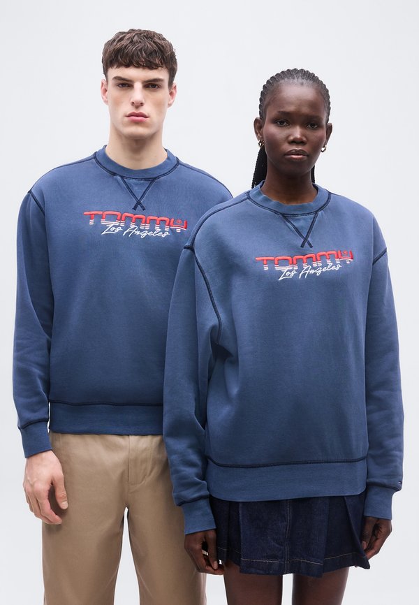 Tommy Jeans LOGO EMBROIDERY WASHED RELAXED FLEECE SWEATSHIRT