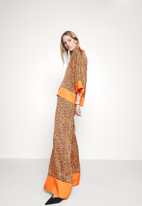 KARL LAGERFELD LEOPARD