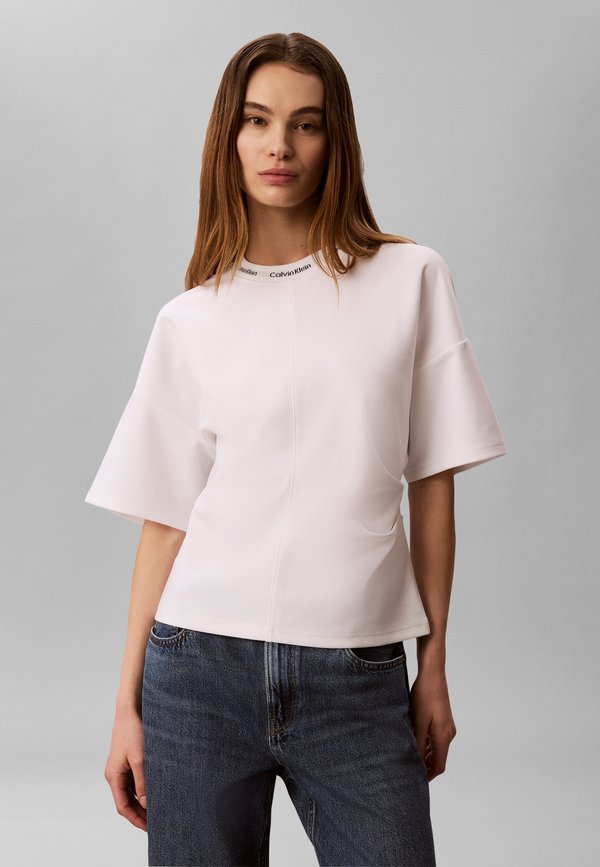 Calvin Klein Jeans SS LOGO NECK DETAIL INTERLOCK TO - Basic T-shirt - bright white