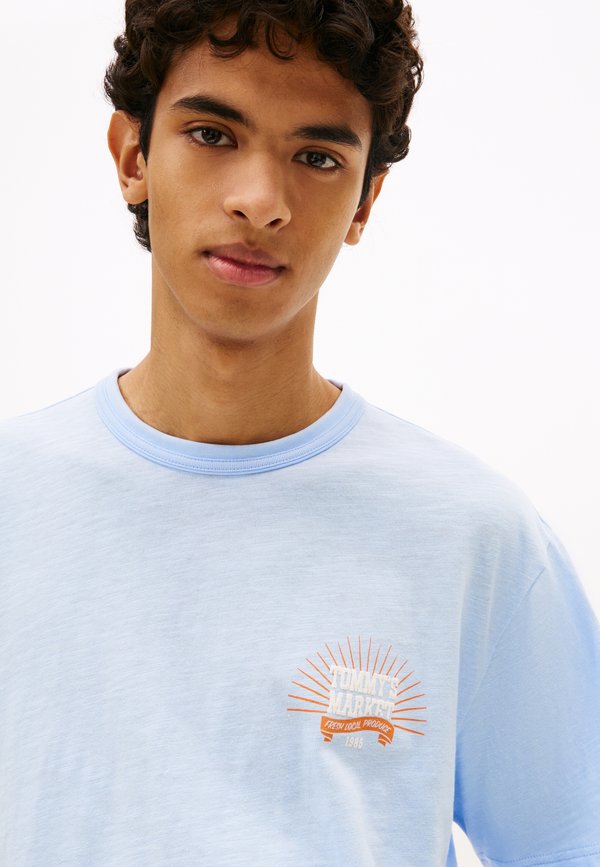 Tommy Jeans GRAPHIC TEXTURED RELAXED CREW NECK T-SHIRT