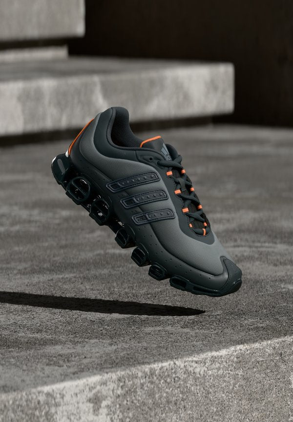 adidas Originals MEGARIDE UNISEX - Trainers - grey six/lucid orange