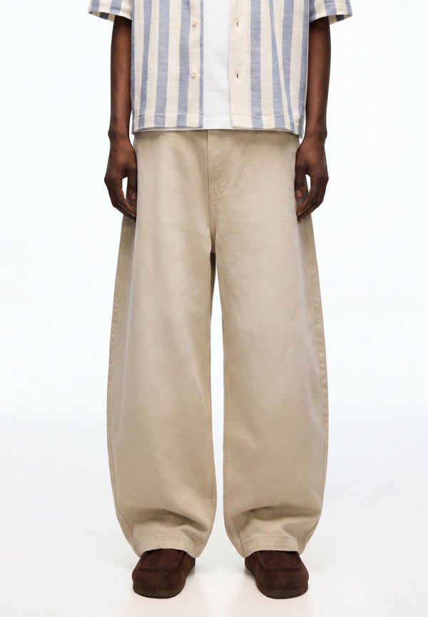 Bershka EMBROIDERED CROSSOVER BARREL TROUSERS - Baggy Jeans - sand