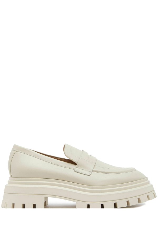 Stuart Weitzman BEDFORD LOAFER
