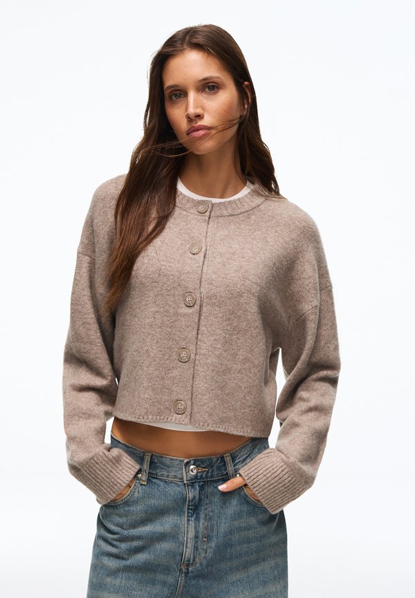 Bershka CREW NECK WITH BUTTONS - KNIT CARDIGAN - Cardigan - sand