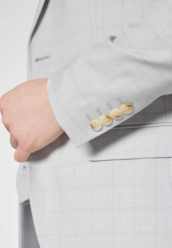Isaac Dewhirst THE FASHION NOTCH SUIT SET