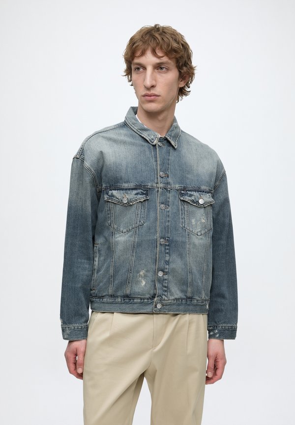 Tommy Jeans THEO OVERSIZED DISTRESSED DENIM TRUCKER JACKET