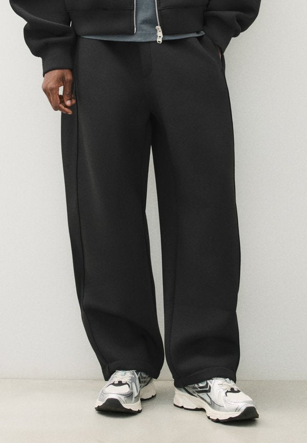 Bershka TECHNIC BALLOON - TROUSERS - Tracksuit bottoms - black