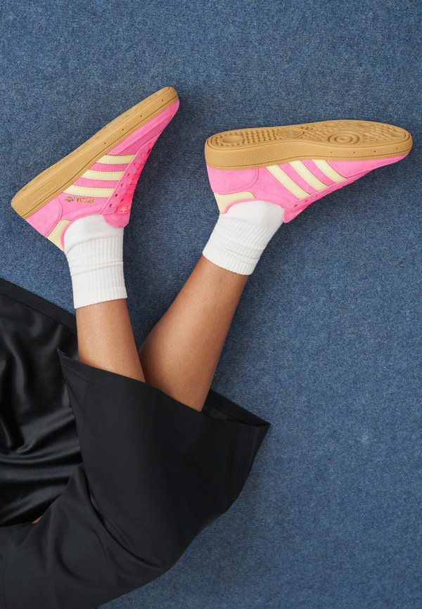 adidas Originals HANDBALL SPEZIAL W - Trainers - lucid pink/almost yellow/gold-coloured