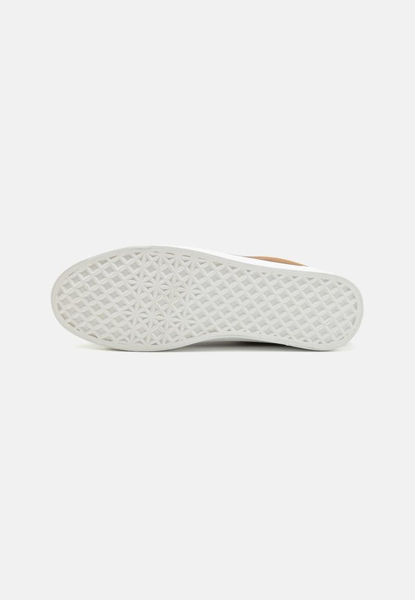 Pier One by Zalando