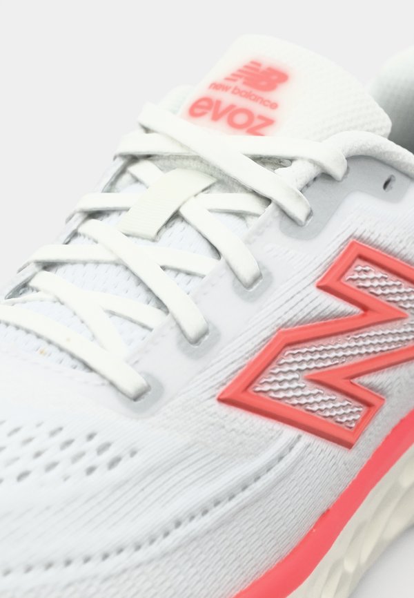 New Balance EVOZ V4