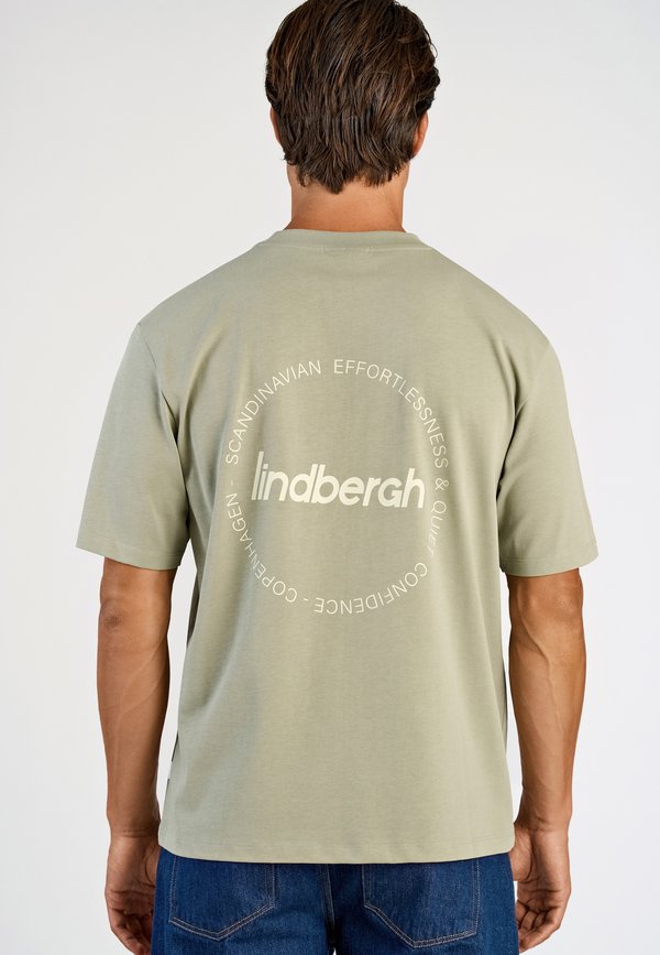 Lindbergh BRAND CARRIER OVERSIZE TEE