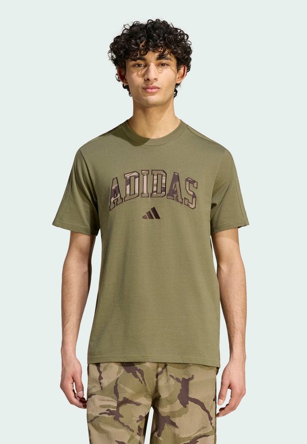 adidas Sportswear ADIDAS SPORTSWEAR SEASONAL ESSENTIALS CAMO T-SHIRT - Print T-shirt - olive strata multicolor