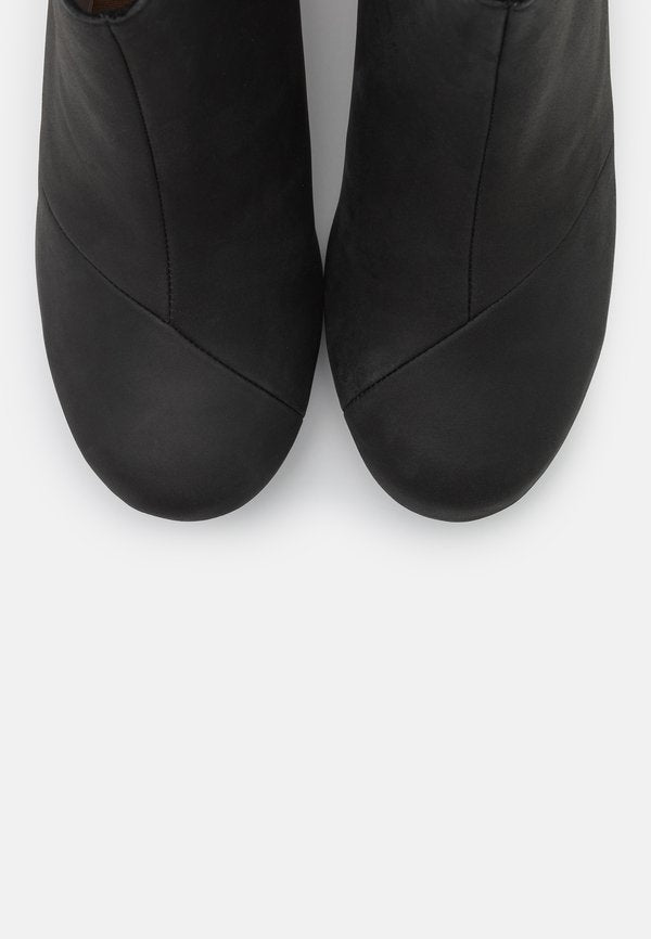 TOMS KELSEY