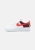 Nike Sportswear AIR FORCE 1 07 SHOELERY - Trainers - white/team red/light crimson/metallic gold-coloured