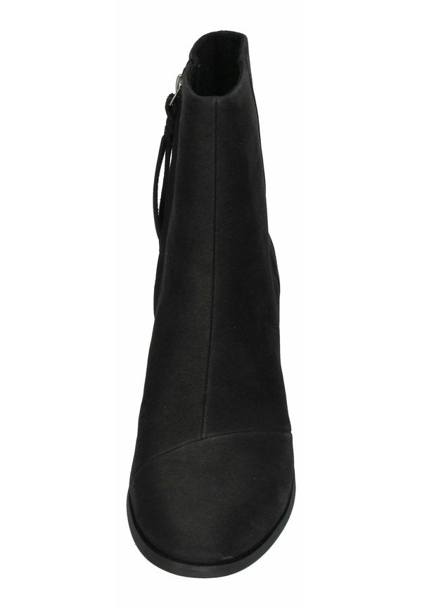 TOMS  EVELYN