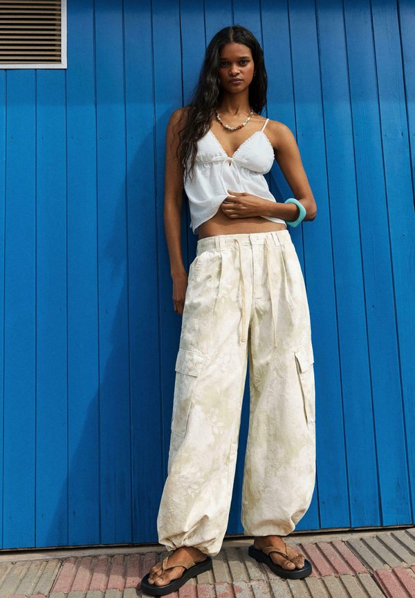 Bershka PRINTED CARGO TROUSERS - Cargo trousers - sand