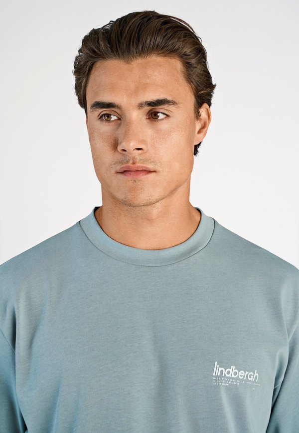 Lindbergh BRAND CARRIER OVERSIZE TEE