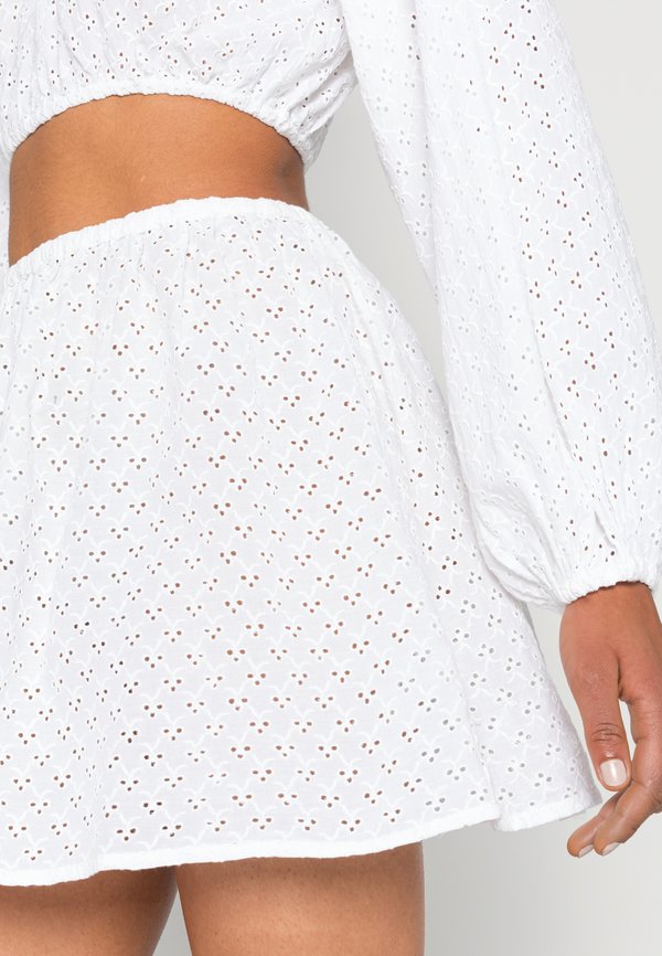 Nly by Nelly EMBROIDERED SHORT ELASTIC WAIST SKIRT