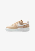 Nike Sportswear NIKE SPORTSWEAR WOMEN'S SHOES AIR FORCE 1 '07 LOW SE - Trainers - linen/sand drift/gold-coloured/white