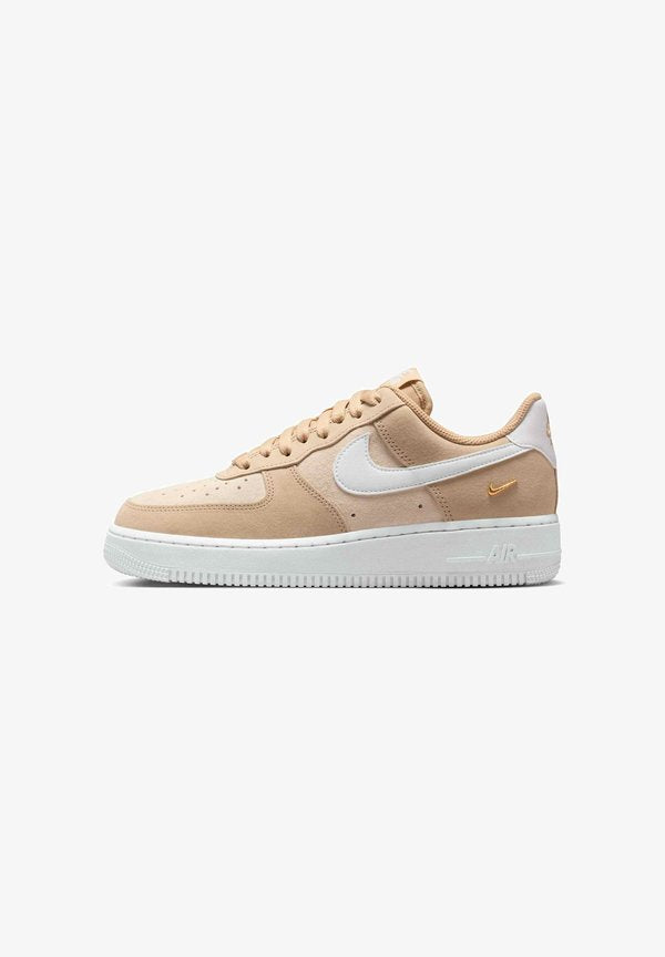 Nike Sportswear NIKE SPORTSWEAR WOMEN'S SHOES AIR FORCE 1 '07 LOW SE - Trainers - linen/sand drift/gold-coloured/white