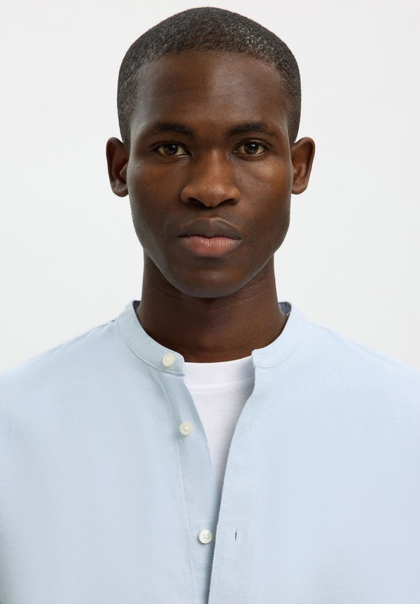Selected SLHREGCLAY LINENBLEND LS SHIRT BAND NOOS