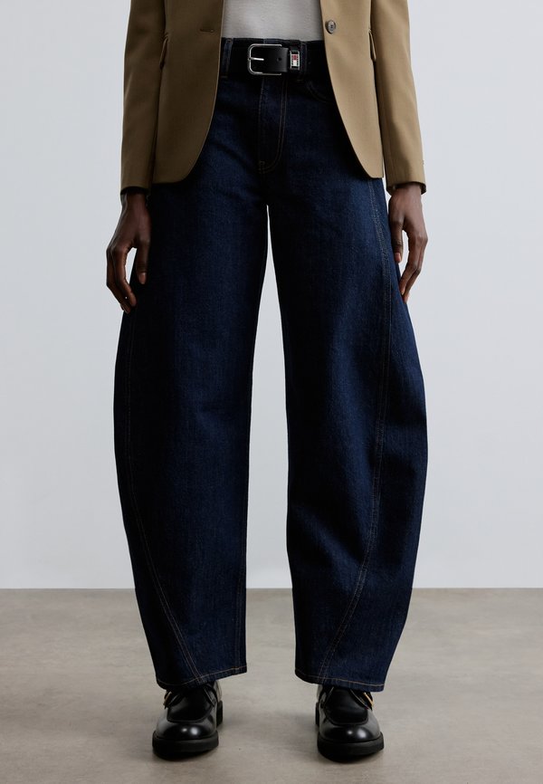 Tommy Jeans MID RISE TWISTED TAPERED BARREL LEG JEANS
