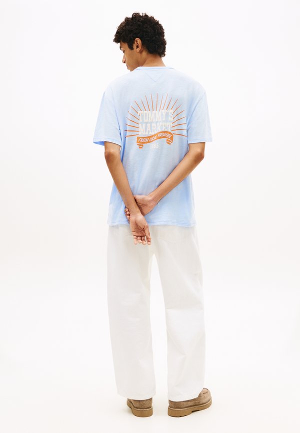 Tommy Jeans GRAPHIC TEXTURED RELAXED CREW NECK T-SHIRT